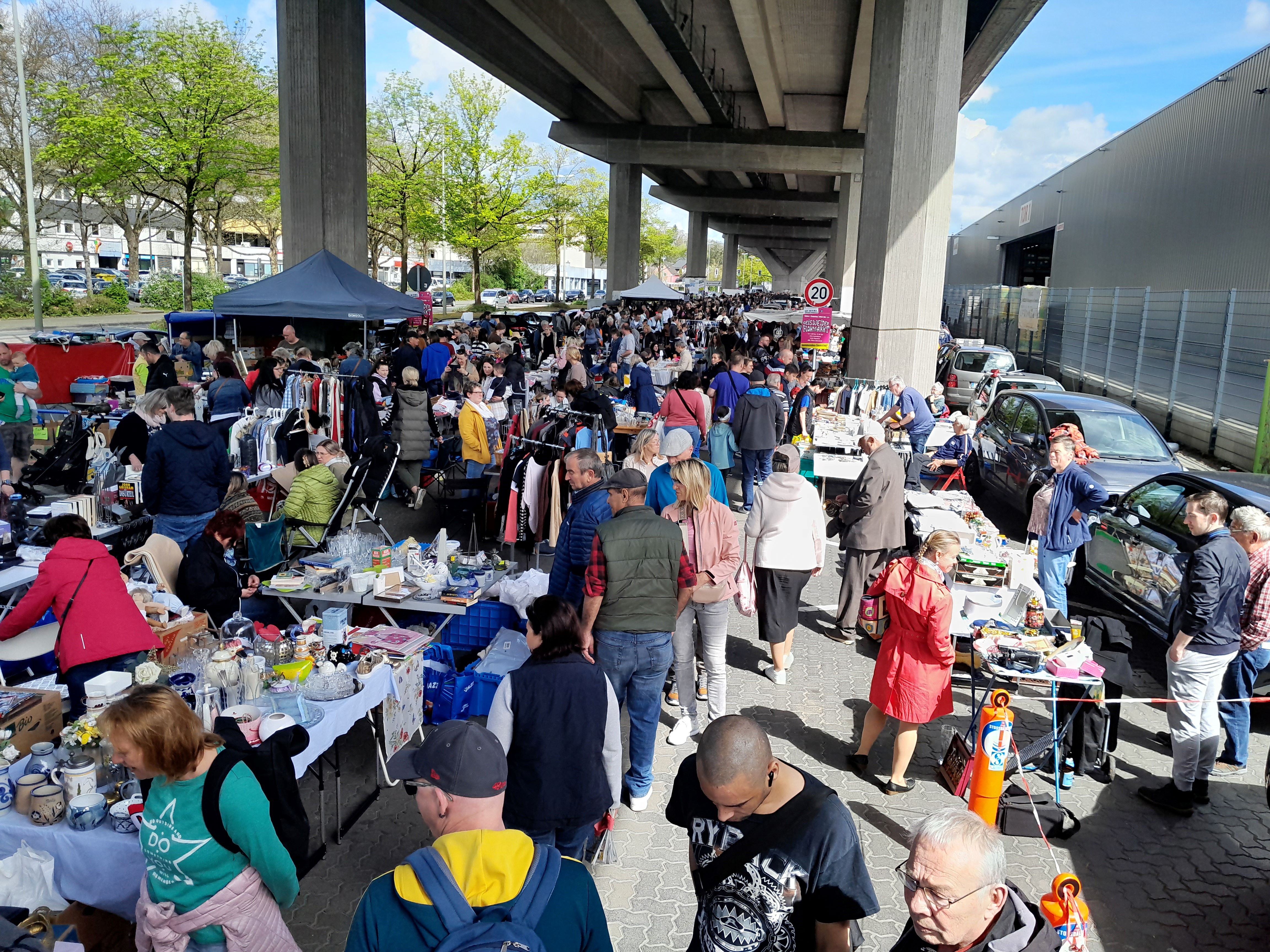 Trödelmarkt ohne Neuware unter der HTS in Siegen