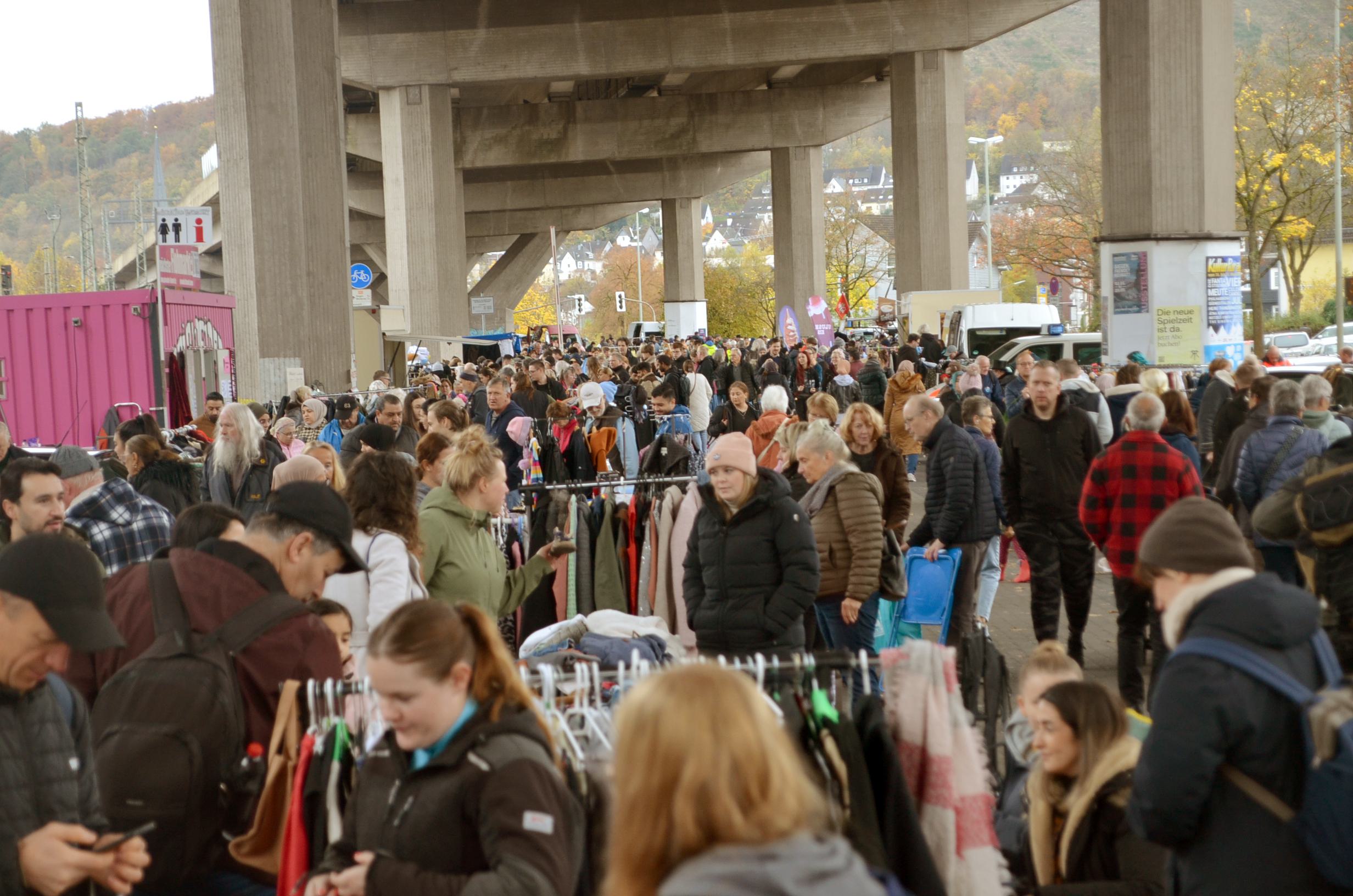 Trödelmarkt ohne Neuware unter der HTS in Siegen