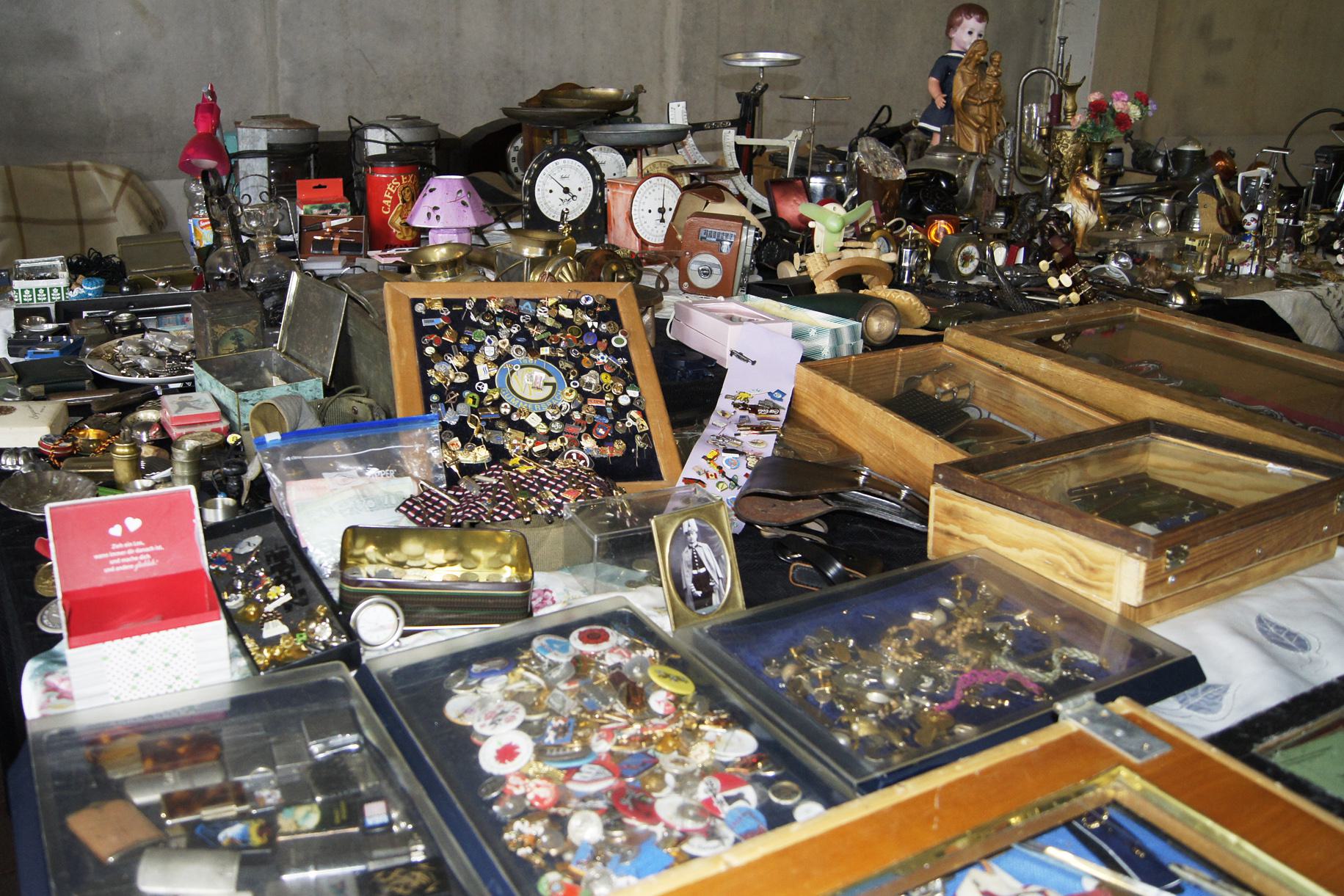 Trödeln im wettergeschützten Parkhaus des Kaufland