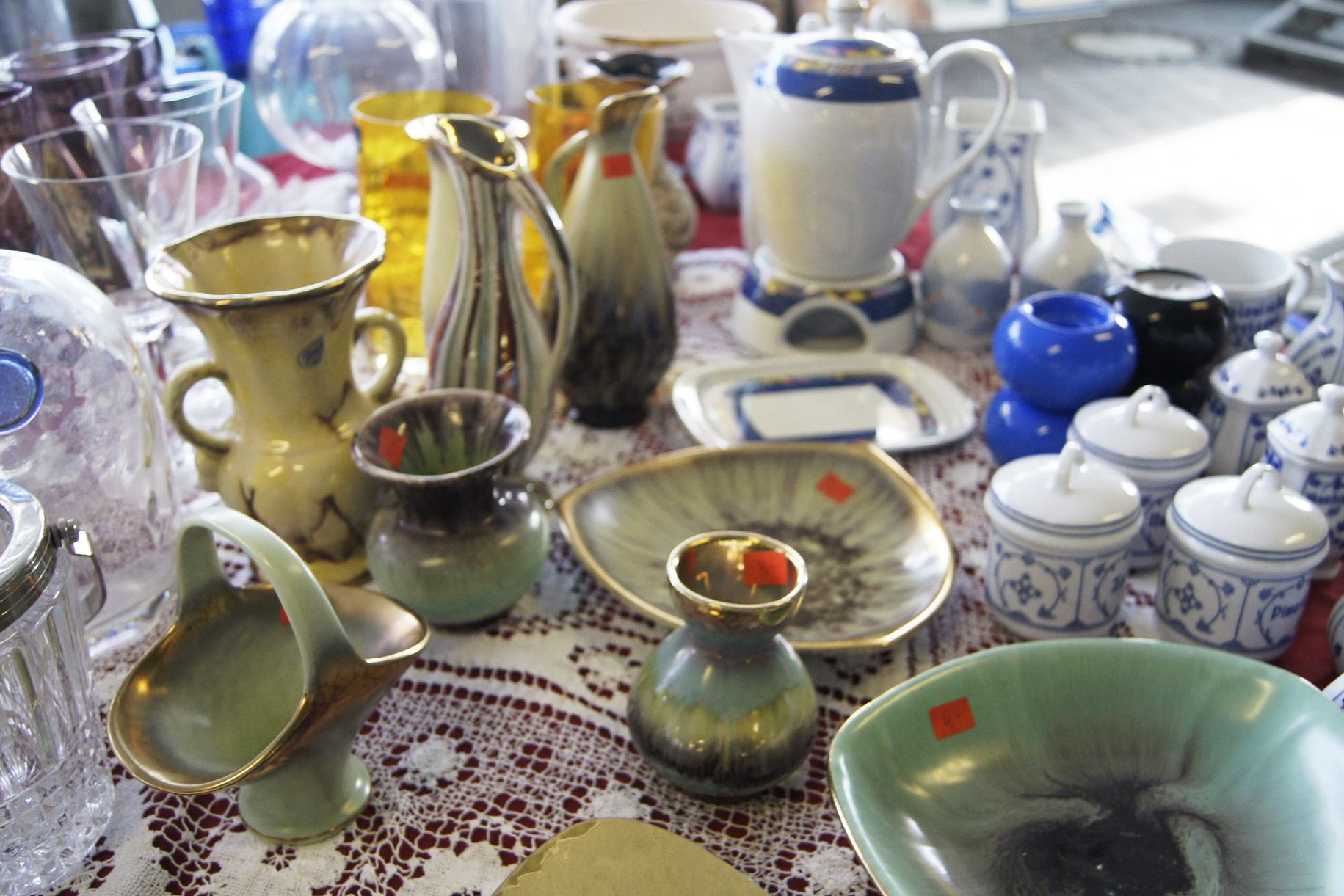 Trödeln im wettergeschützten Parkhaus des Kaufland