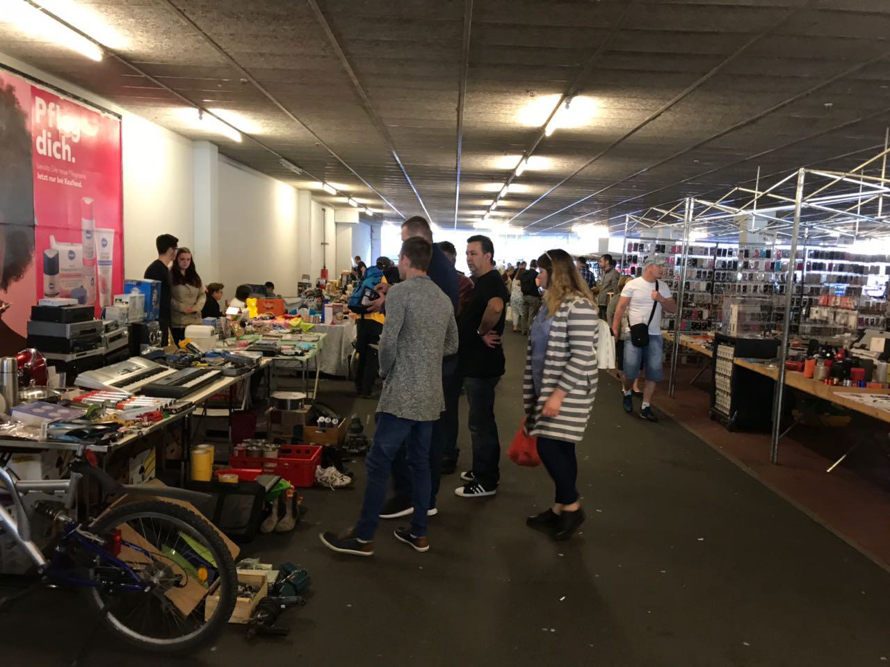 Trödeln im wettergeschützten Parkhaus des Kaufland