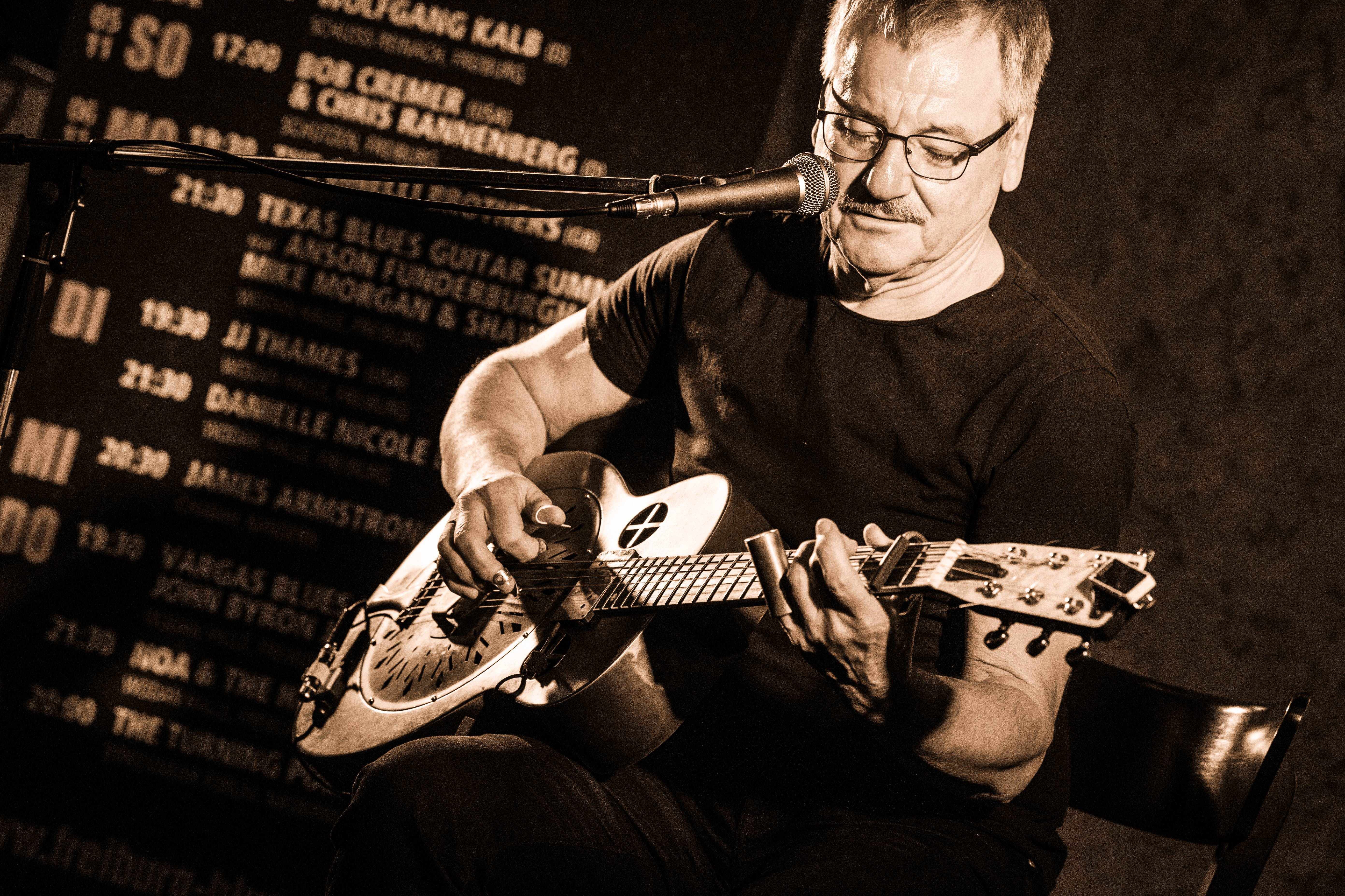 Fingerpicking & Bottleneck Blues Guitar